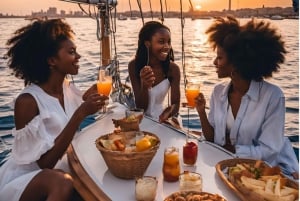 Barcelona: Crucero en velero al atardecer con bebidas y aperitivos