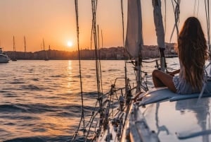 Barcelona: Crucero en velero al atardecer con bebidas y aperitivos