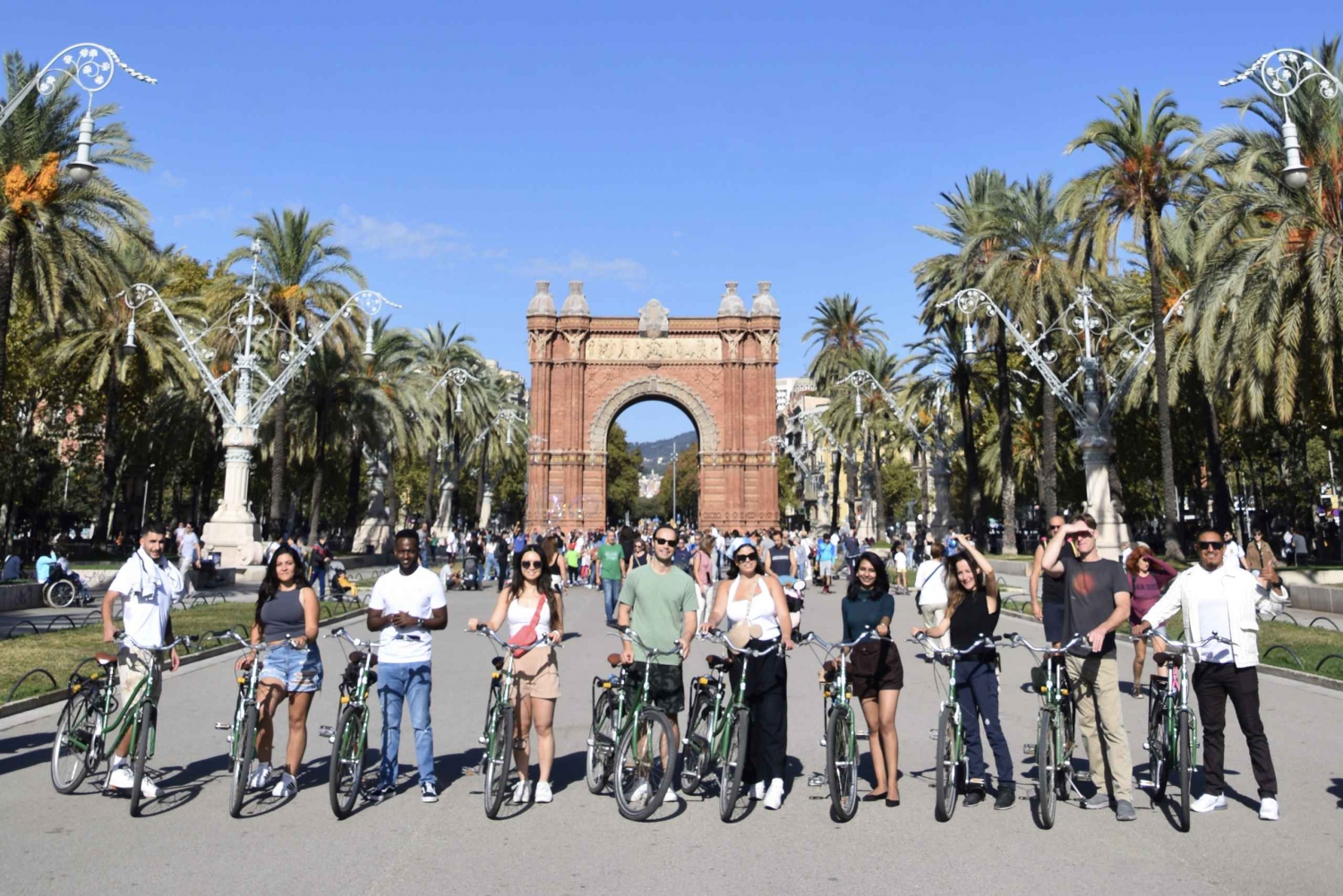 Explore Barcelona de bicicleta e tirando fotos