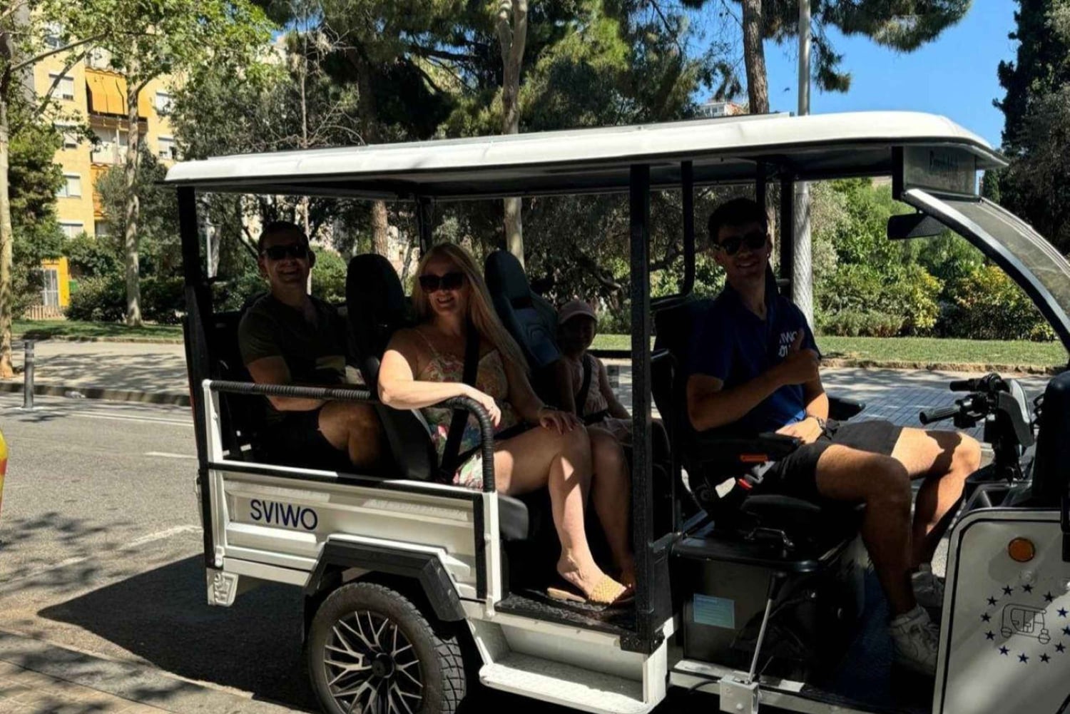 Explorez Barcelone confortablement avec nos TukTuk électriques.