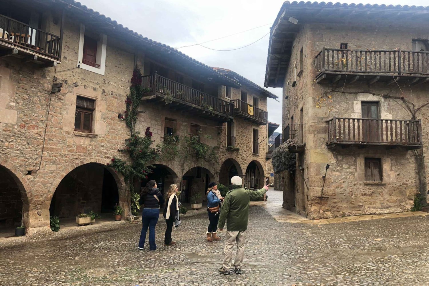 Fra Barcelona: Besalú og middelalderbyer med afhentning på hotel