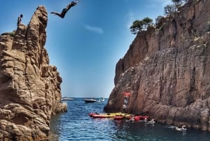 Senderismo en la Costa Brava, kayak de mar y baño en la laguna