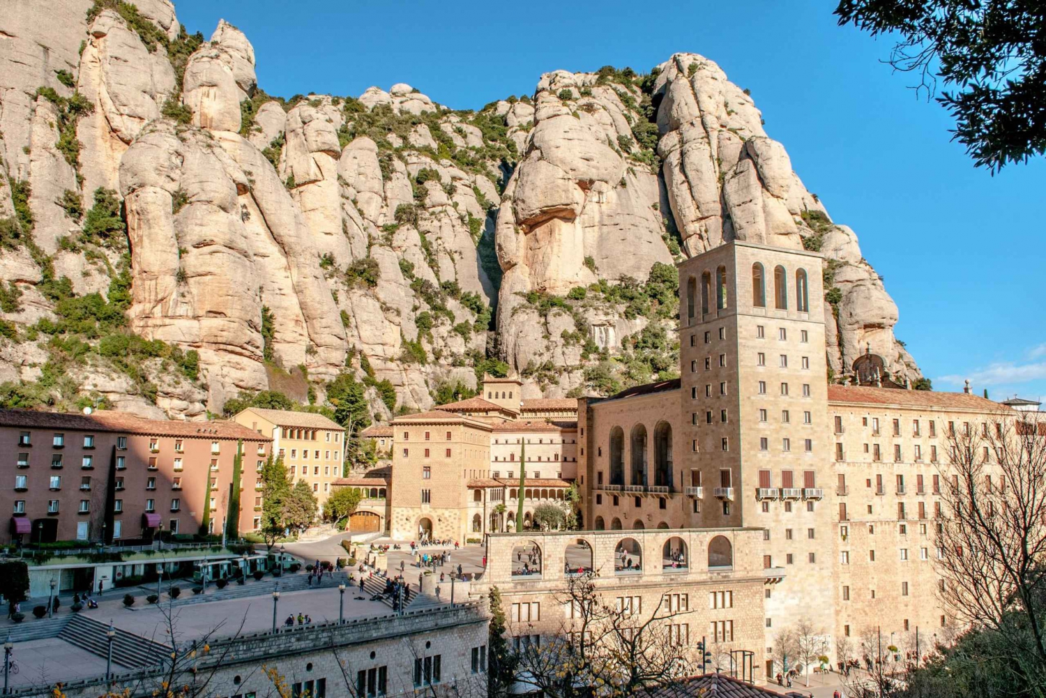 Fra Barcelona: Heldagstur til Montserrat og vin i lille gruppe