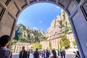 Da Barcellona: Tour di mezza giornata a Montserrat e a cavallo