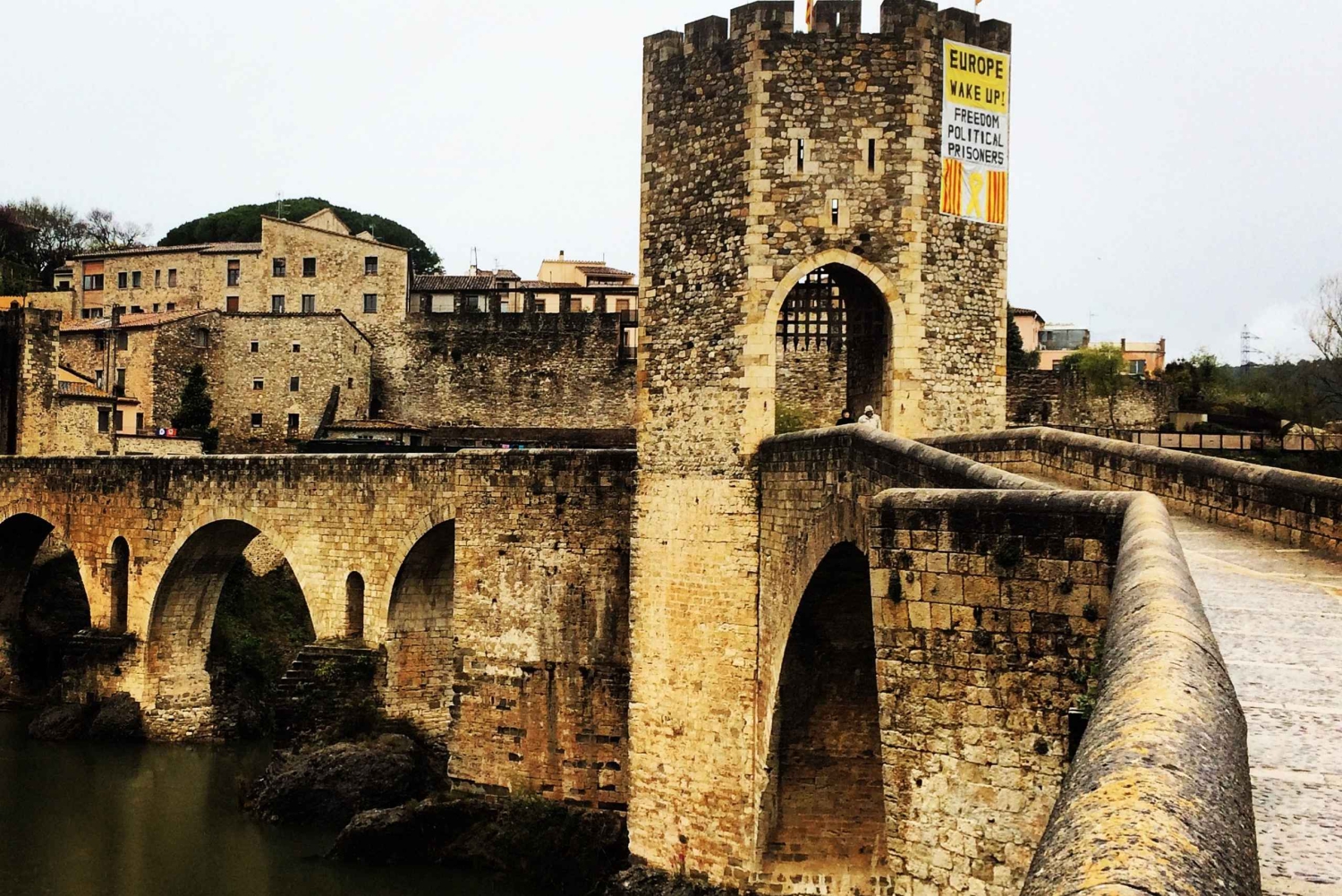 Da Barcellona: Villaggi medievali e tour a piedi dei vulcani