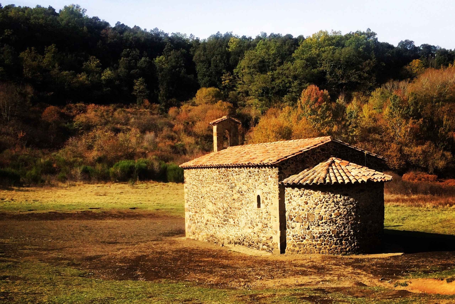 Da Barcellona: Villaggi medievali e tour a piedi dei vulcani