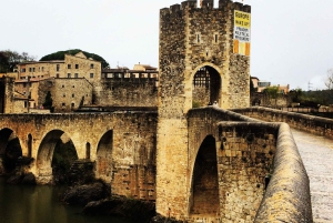 Da Barcellona: Villaggi medievali e tour a piedi dei vulcani