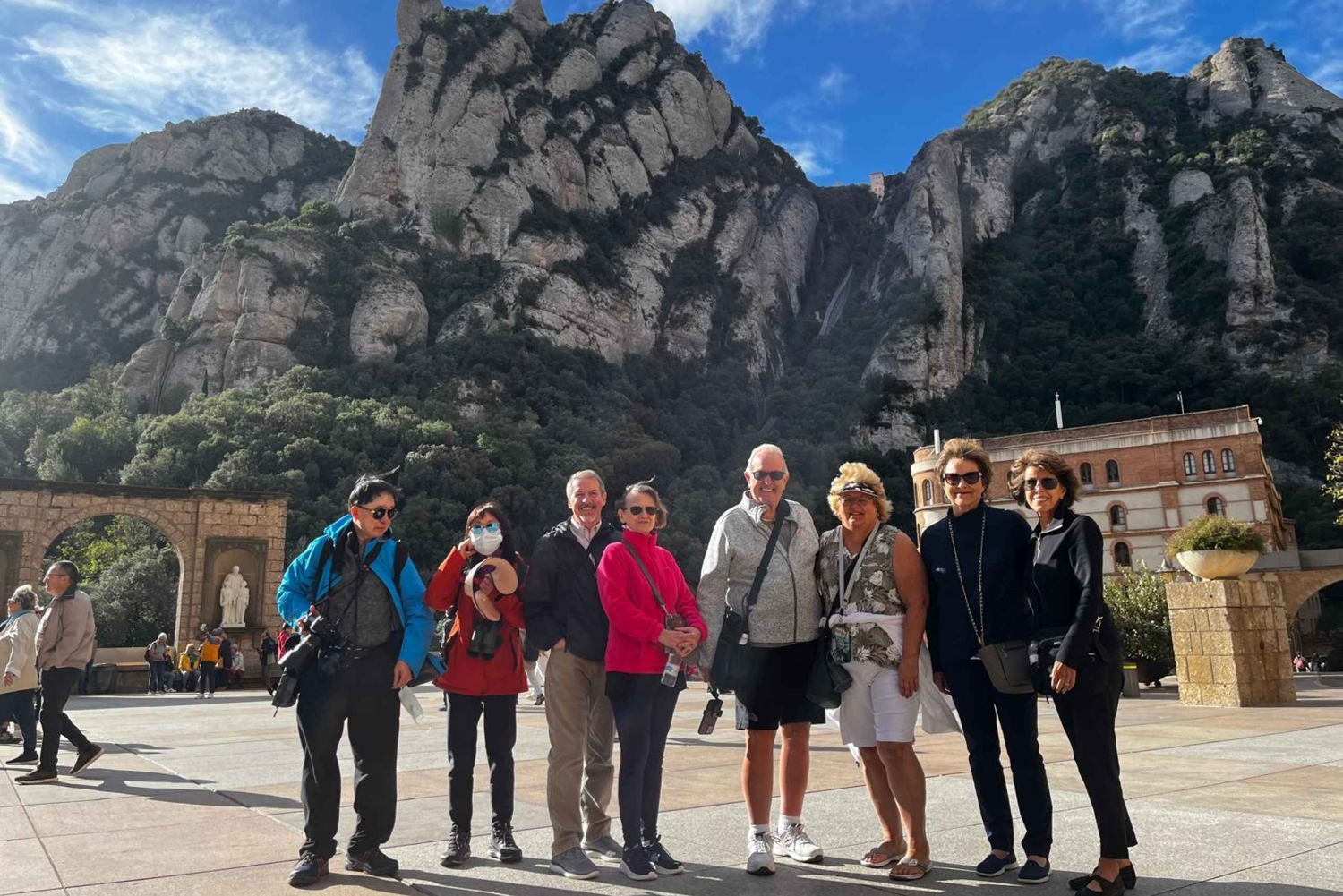 Da Barcellona: Escursione di un giorno a Montserrat, Cardona e Montagne del Sale