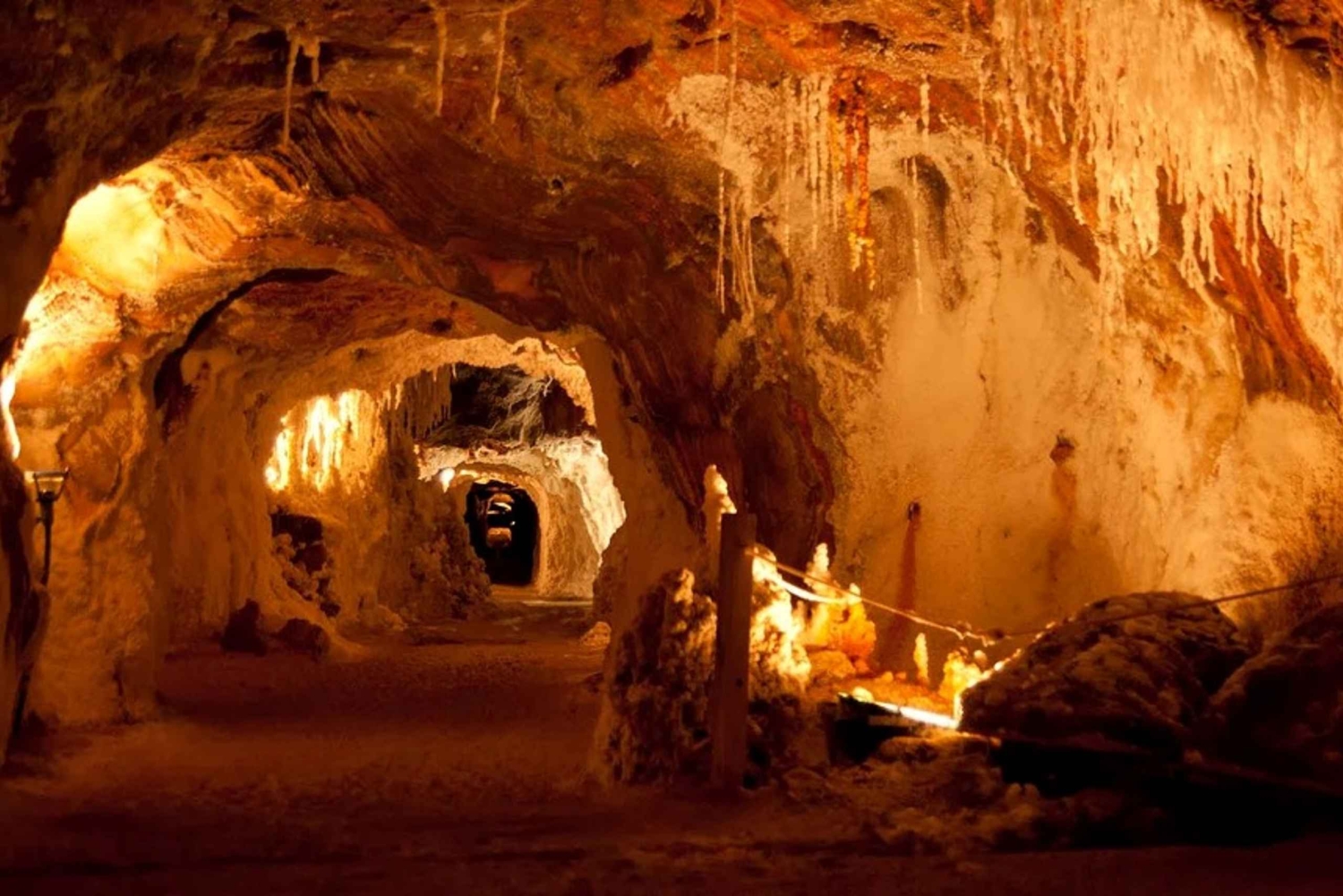 Da Barcellona: Escursione di un giorno a Montserrat, Cardona e Montagne del Sale