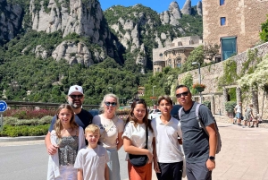 Da Barcellona: Escursione di un giorno a Montserrat, Cardona e Montagne del Sale