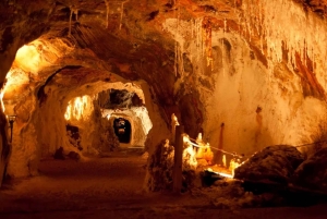 Da Barcellona: Escursione di un giorno a Montserrat, Cardona e Montagne del Sale