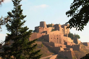 Da Barcellona: Escursione di un giorno a Montserrat, Cardona e Montagne del Sale