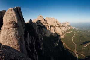 Barcelonasta: Montserratin kokopäiväretki ja opastettu vaellus