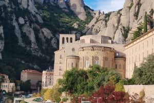 Depuis Barcelone : Randonnée dans la montagne de Montserrat et visite du monastère