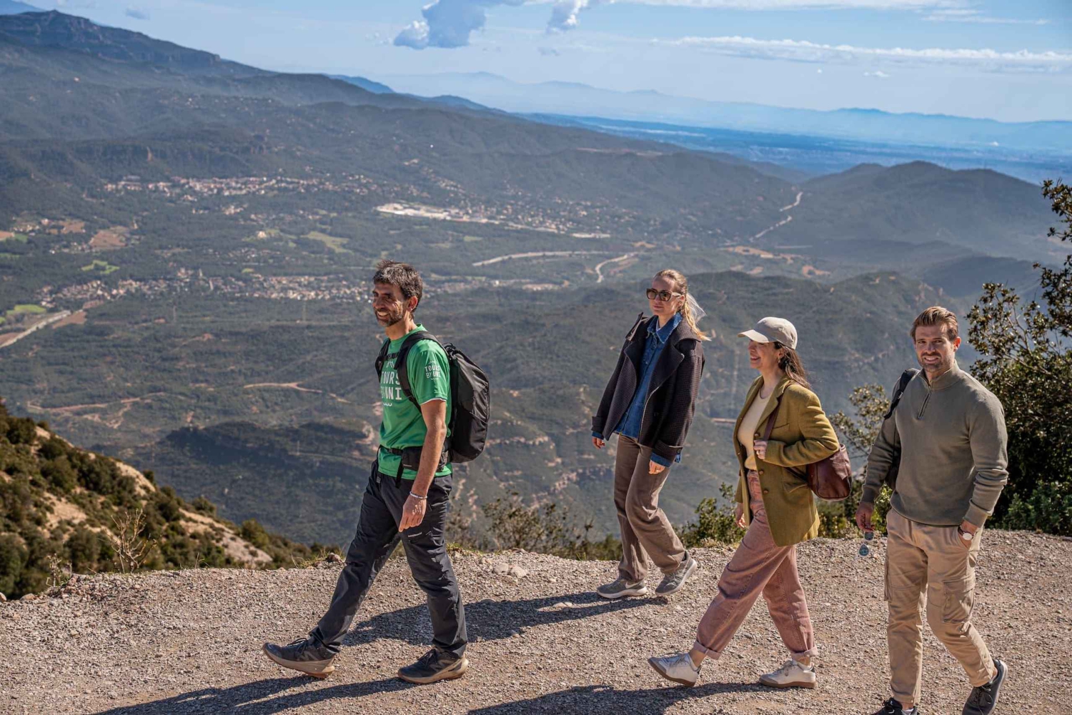 バルセロナから：モンセラート修道院と風光明媚な山のハイキング