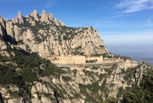 Från Barcelona: Montserrat-klostret och en naturskön vandring i bergen