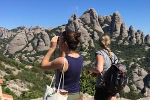Från Barcelona: Montserrat-klostret och en naturskön vandring i bergen