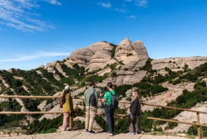 バルセロナから：モンセラート修道院と風光明媚な山のハイキング