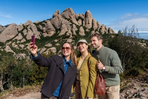 バルセロナから：モンセラート修道院と風光明媚な山のハイキング