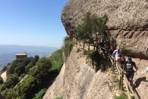 Fra Barcelona: Montserrat fjelltur og klostertur