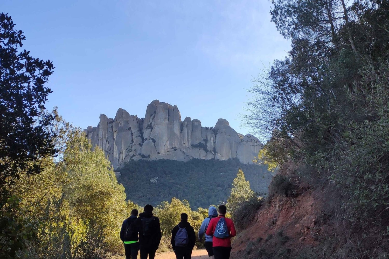 Из Барселоны: Поход на гору Монтсеррат и экскурсия в монастырь