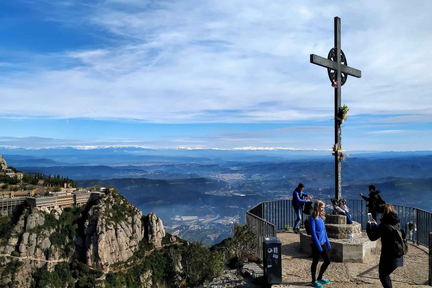 Из Барселоны: Поход на гору Монтсеррат и экскурсия в монастырь