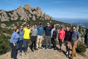 Из Барселоны: Поход на гору Монтсеррат и экскурсия в монастырь