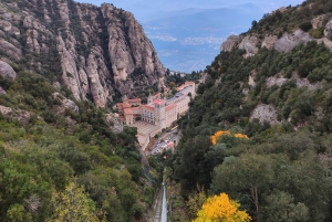 Из Барселоны: Поход на гору Монтсеррат и экскурсия в монастырь