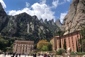 バルセロナから：ピックアップ付きモントセラトのプライベート日帰り旅行