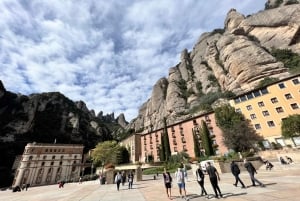 バルセロナから：ピックアップ付きモントセラトのプライベート日帰り旅行