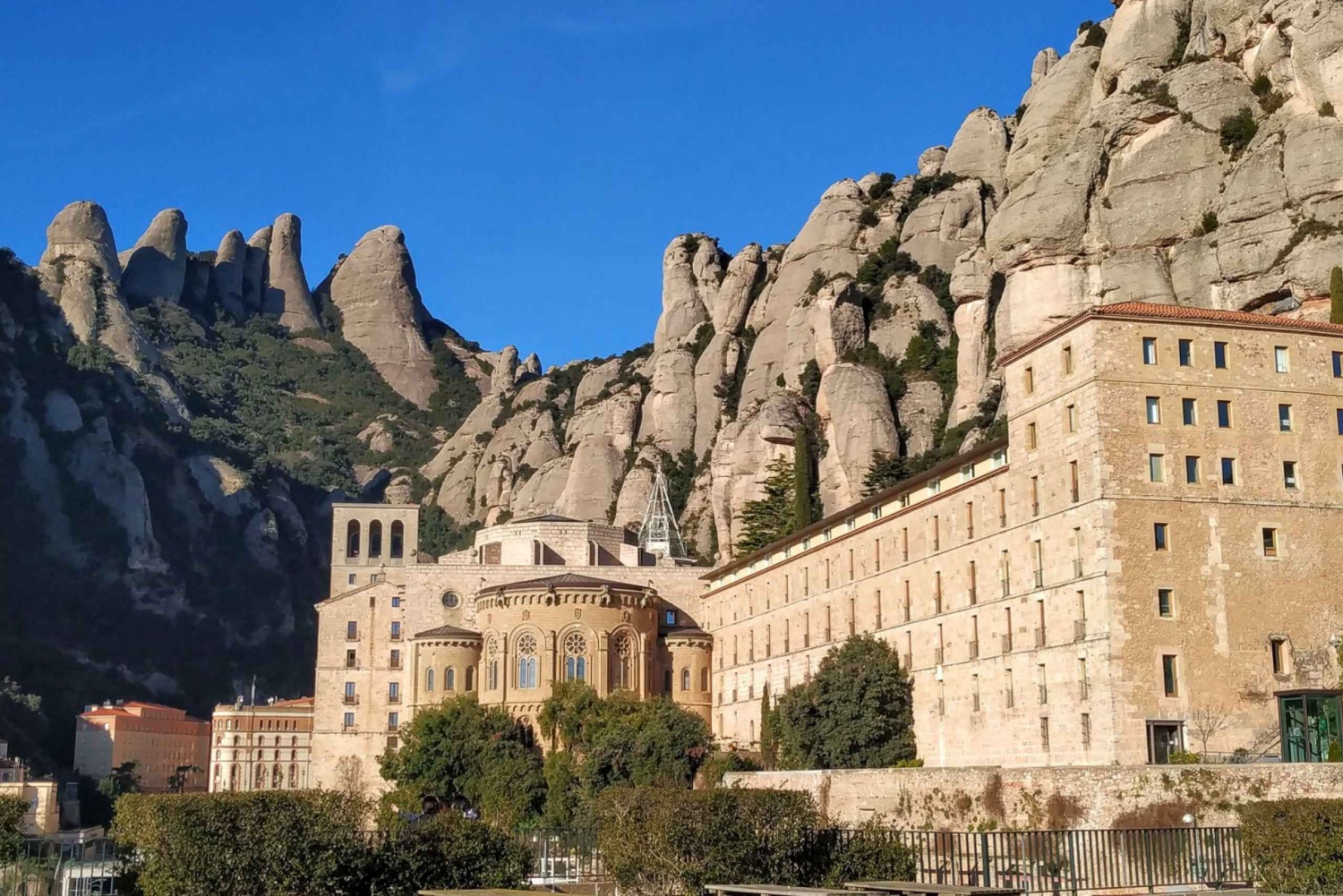 Barcelonasta: Montserratin yksityinen opastettu kierros ja köysirata.