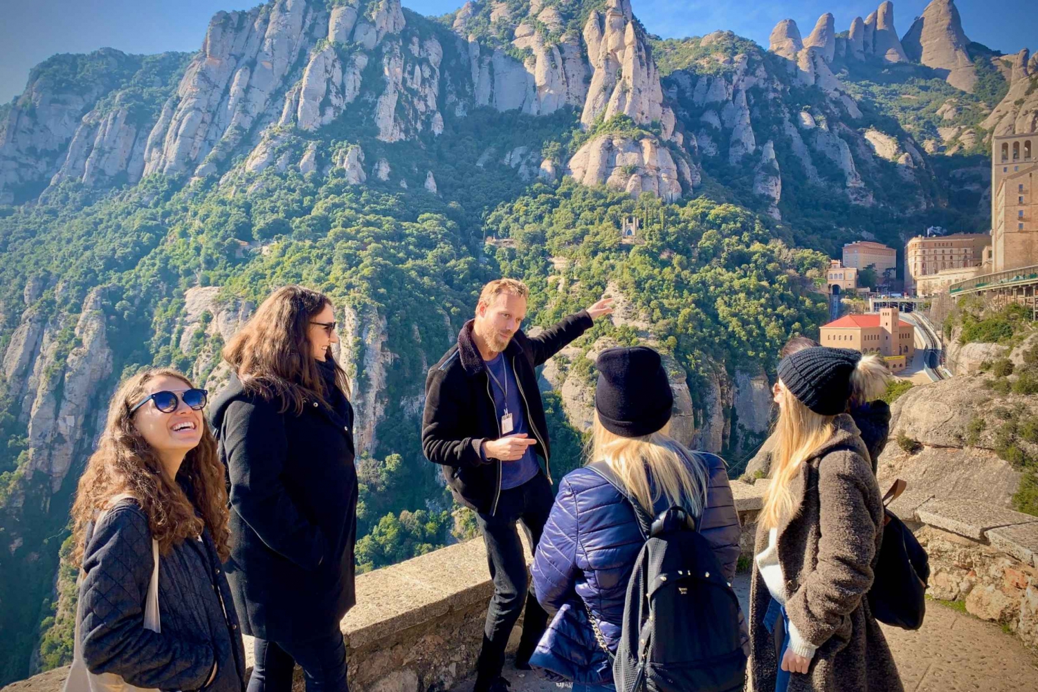 Da Barcellona: Tour guidato di Montserrat e trasferimento in autobus di andata e ritorno