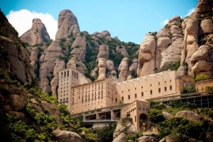 Da Barcellona: Tour guidato di Montserrat e trasferimento in autobus di andata e ritorno