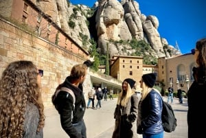 Från Barcelona: Guidad tur i Montserrat & busstransfer tur och retur