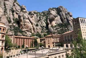 Z Barcelony: Wycieczka z przewodnikiem po Montserrat i transfer powrotny autobusem