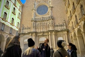 De Barcelona: Visita guiada a Montserrat e traslado de ônibus de volta