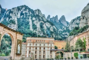Fra Barcelona: Guidet tur til Montserrat og busstransport tur-retur