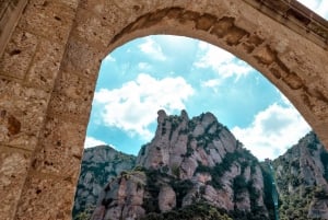 Fra Barcelona: Guidet tur til Montserrat og bustransport retur