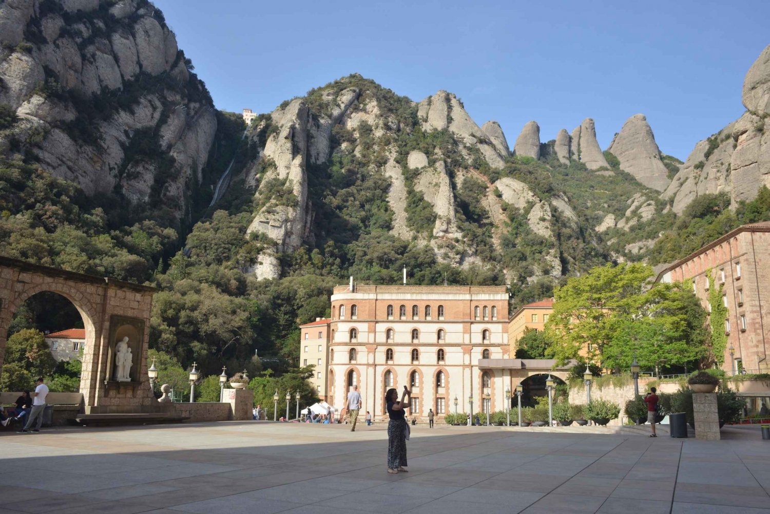 From Barcelona: Private Montserrat and Boutique Winery Tour