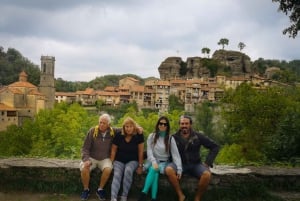 From Barcelona: Private Tour of Medieval Towns with Lunch