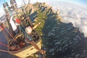 Barcellona: Esperienza in mongolfiera e monastero di Montserrat