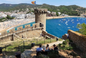 Desde Barcelona: excursión de un día a Tossa de Mar con tiempo libre en la playa.