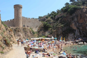 Desde Barcelona: excursión de un día a Tossa de Mar con tiempo libre en la playa.