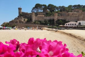 Desde Barcelona: excursión de un día a Tossa de Mar con tiempo libre en la playa.