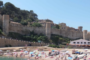 Desde Barcelona: excursión de un día a Tossa de Mar con tiempo libre en la playa.