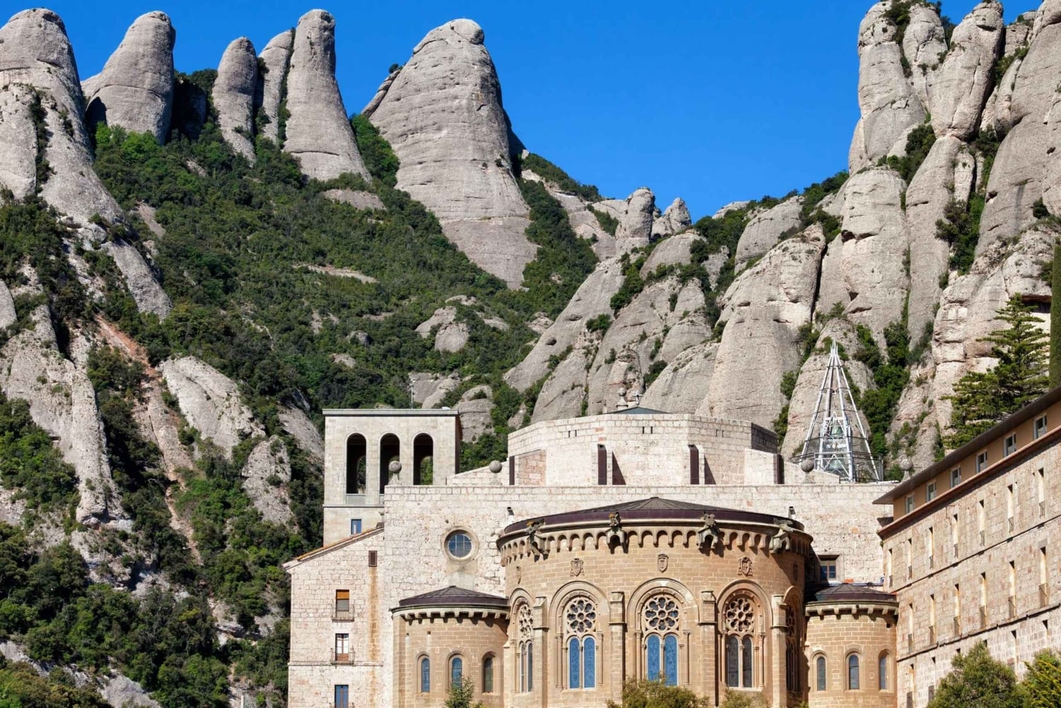 From Salou: Montserrat Monastery and 4 hours in Barcelona
