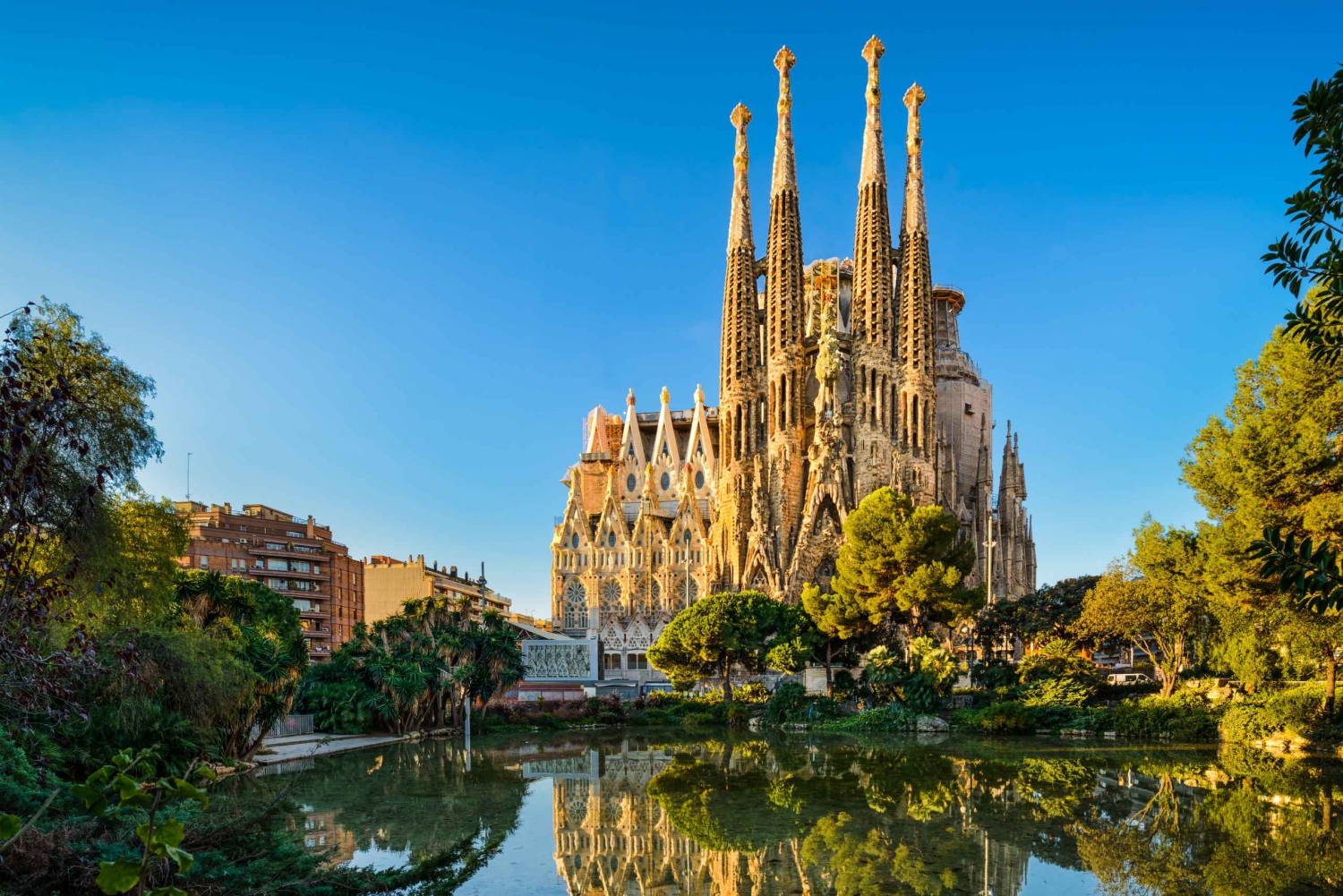Barcelona: Full-Day Guided City Highlights Tour