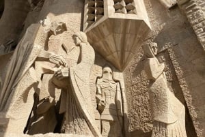 Gothic Paths, Tapas & Sagrada Familia. Private Tour