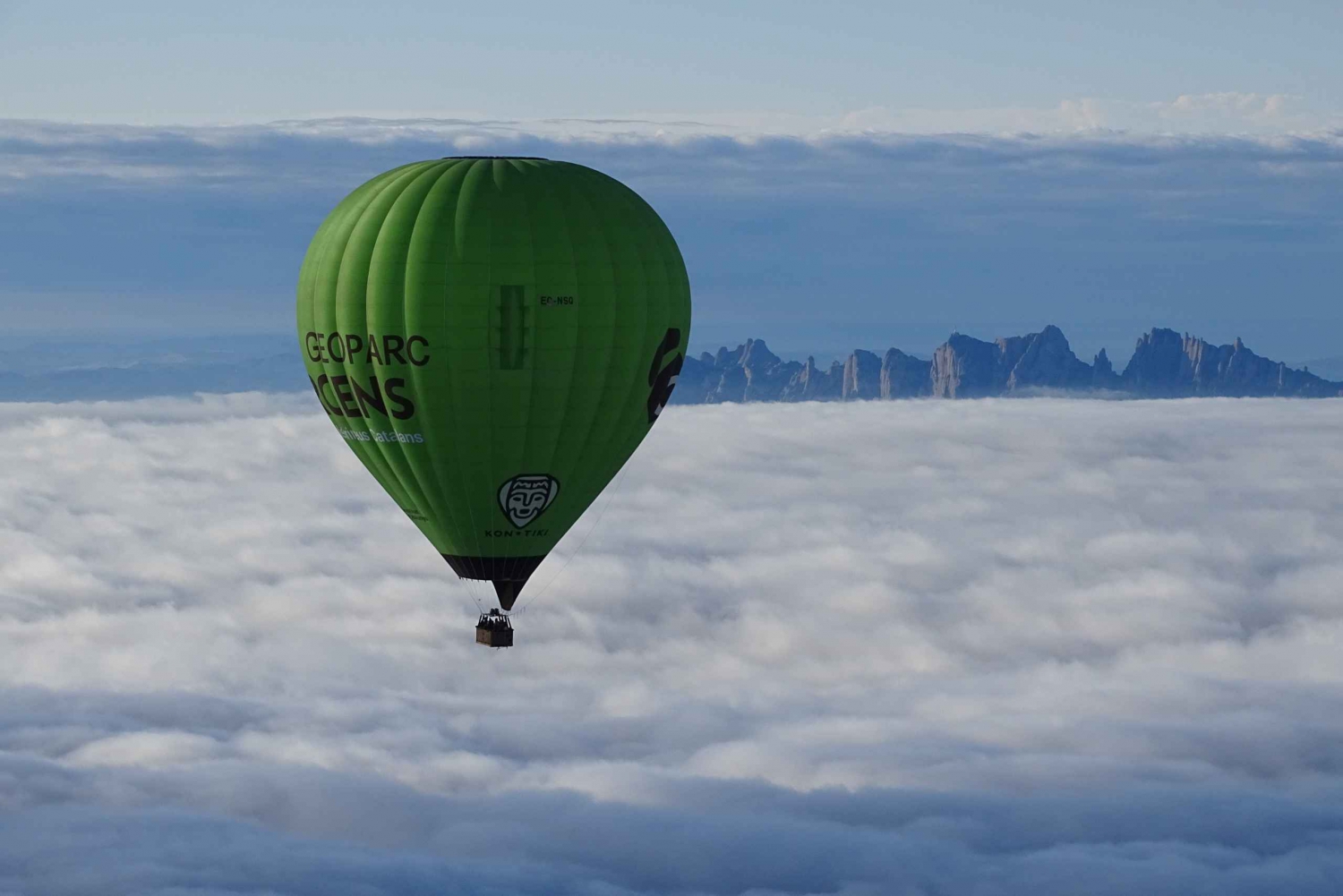 Heißluftballonfahrt und Segelabenteuer ab Barcelona
