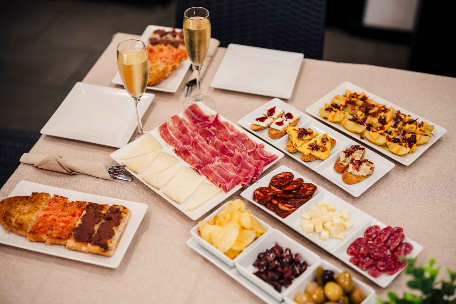 Дегустация хамона и тапас возле храма Святого Семейства